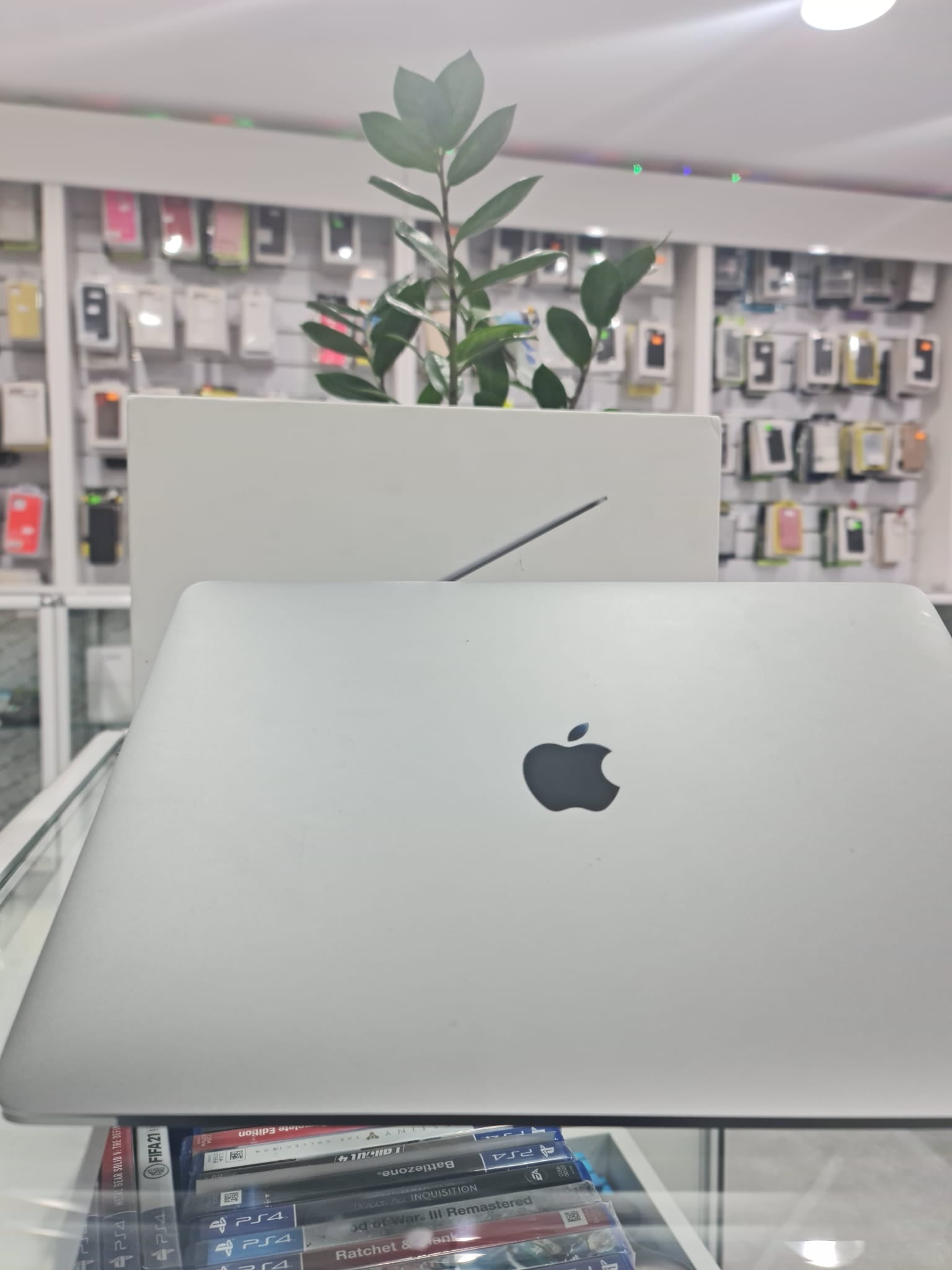 MacBook Pro 13-Inch i5 2.3GHz 8/256GB Touchbar (Rabljen) A1989