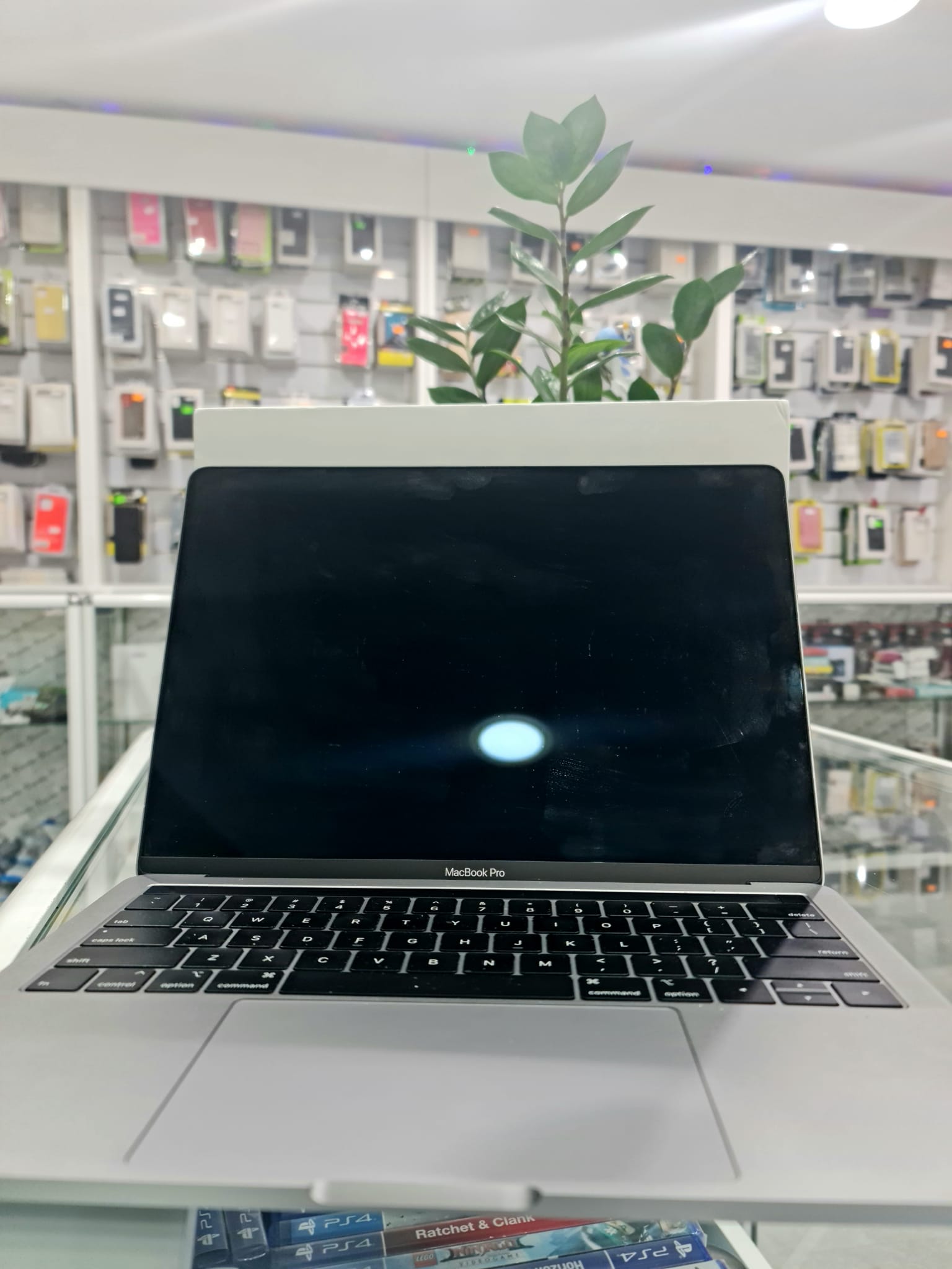 MacBook Pro 13-Inch i5 2.3GHz 8/256GB Touchbar (Rabljen) A1989